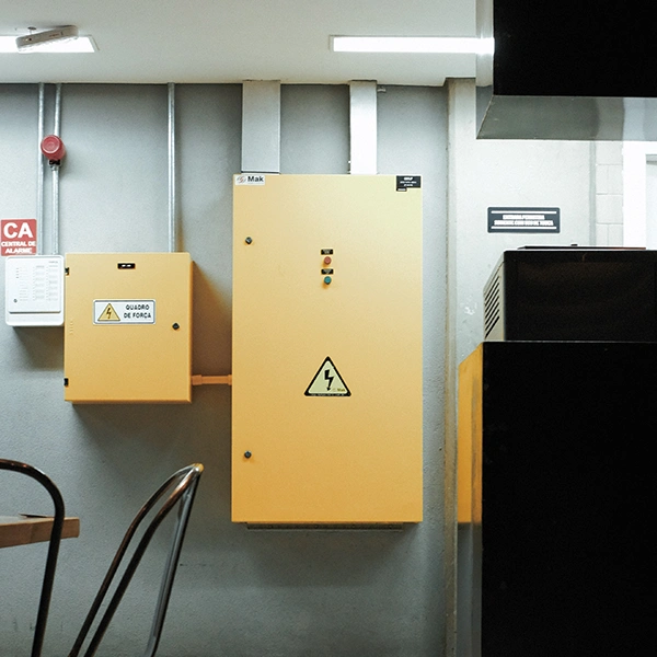deux armoires électriques dans un local technique