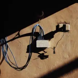 installation de câblage informatique sur un mur couleur ocre.
