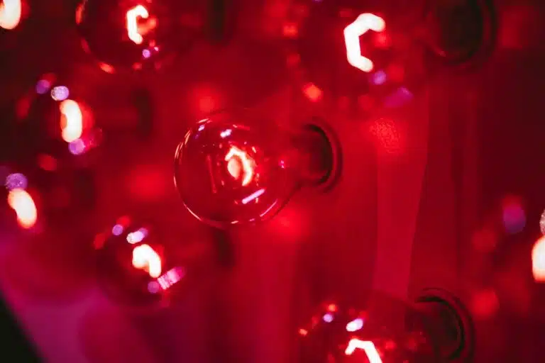 mus d'ampoules rouges allumées en gros plan.