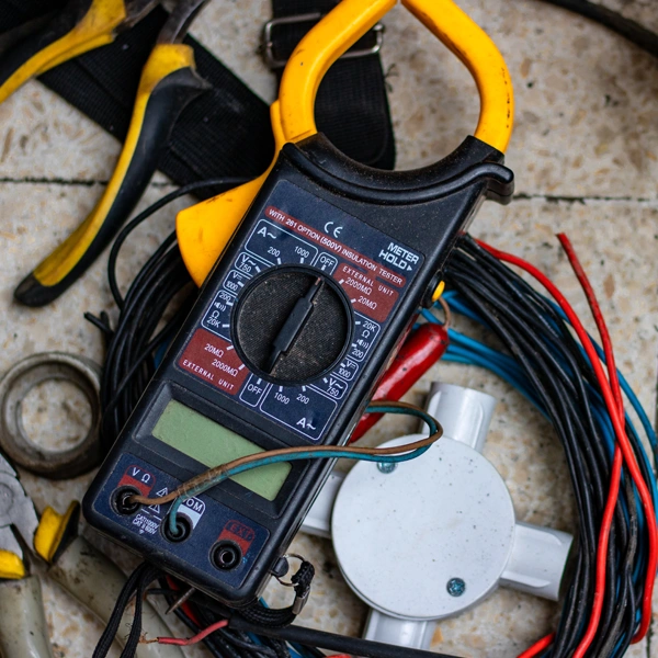 voltmètre et outils d'électricien posés sur le sol
